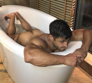 Photo by emraanhap with the username @emraanhap,  January 23, 2022 at 12:46 AM. The post is about the topic man in bath and shower rooms and the text says ''