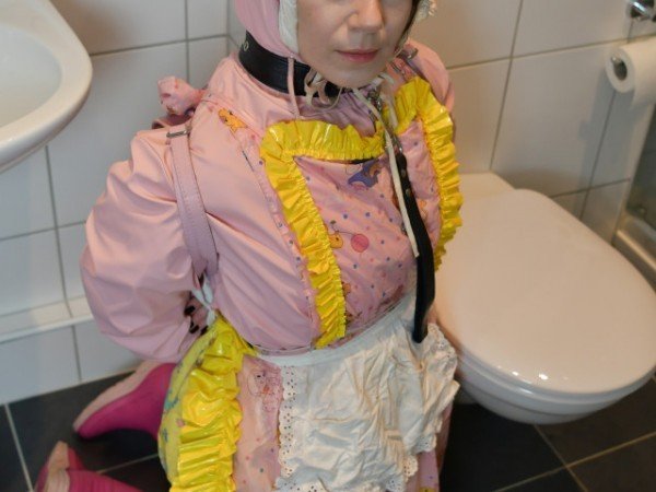 Link by AbdallahAbdullah with the username @AbdallahAbdullah,  February 9, 2020 at 11:15 PM and the text says 'apron, downwear, oilskin, aprongirl, frenchmaid, maid, waitress, servantmaid, rubberboots, wellingtons, rubberapron, pinafore,  rubberpinafore, bonnet, scullerymaid, bobcup, hooded, hoodedgirl, rubbergirl, kitchenmaid, woman, girl, beauty, beautifulgirl..'