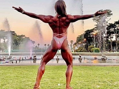 Link by Blog Tettediferro with the username @tettediferro,  October 13, 2022 at 1:34 PM and the text says 'La famosa ifbb e bodybuilder donna Brooke Pighin è la protagonista di queste foto glamour dedicate al mondo del culturismo femminile e possiamo vedere questa stupenda bodybuilder mentre mostra i suoi addominali femminili perfetti e il suo bel sedere..'