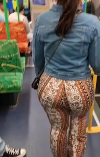 Video by BootyOnline with the username @BootyOnline,  January 29, 2023 at 10:29 PM. The post is about the topic Big Butt Chicks and the text says '#leggings #booty'