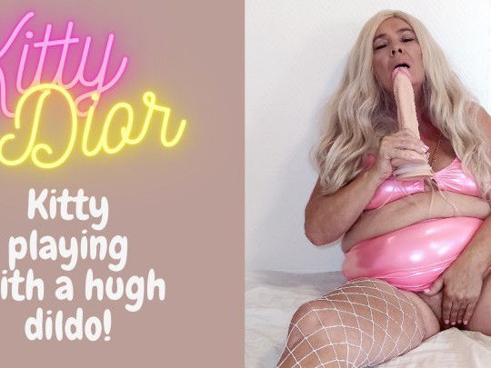 Link by Mrpossible with the username @Mrpossible,  September 10, 2023 at 5:03 PM and the text says 'Hot blonde milf amature playing with  big dildo in her pussy by kittydior4u @manyvids'