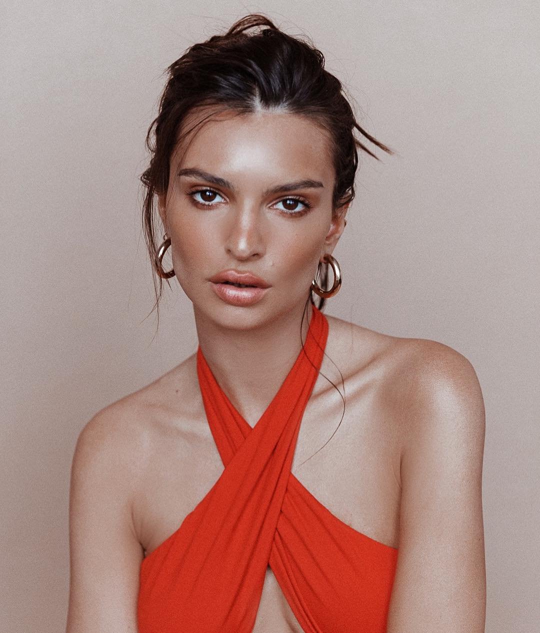 Photo by SimplyaMystery with the username @SimplyaMystery,  March 5, 2019 at 2:01 AM. The post is about the topic Emily Ratajkowski and the text says ''