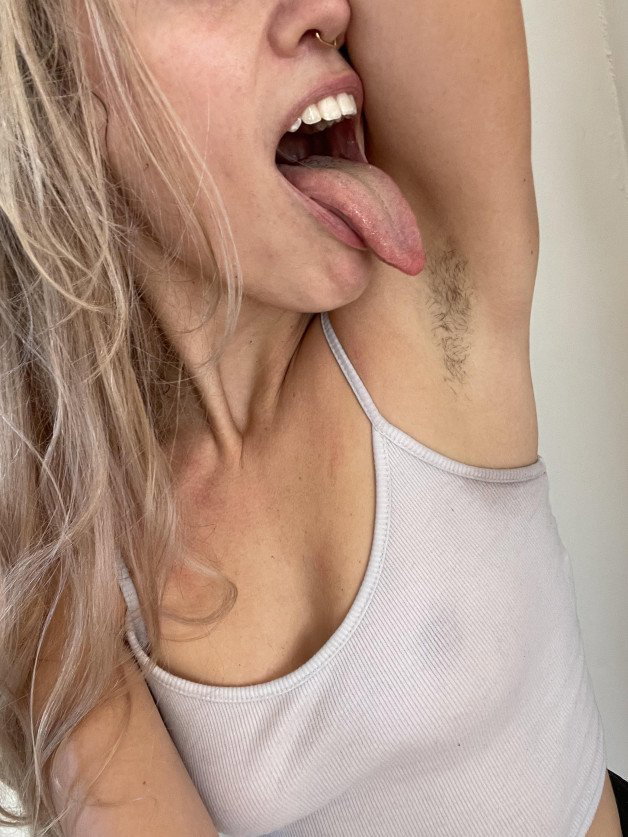 Photo by MaxMeen♨️ with the username @MaxMeen,  December 7, 2023 at 5:27 PM. The post is about the topic Stinky and Sweaty and the text says 'she knows, how to get me
#sweaty #stinky #smell #sniff #armpits #sweatyArmpits #pheromone #tongue'