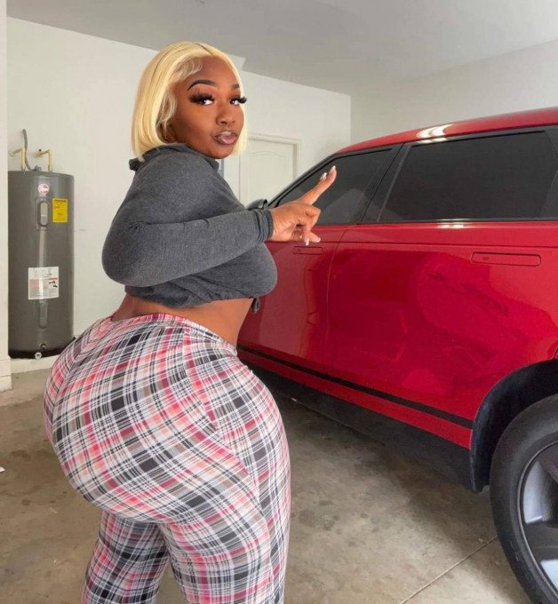 Photo by BootyOnline with the username @BootyOnline,  October 14, 2022 at 2:04 AM. The post is about the topic Big Black Booty and the text says '#ebonybabe #bigass #phatty'