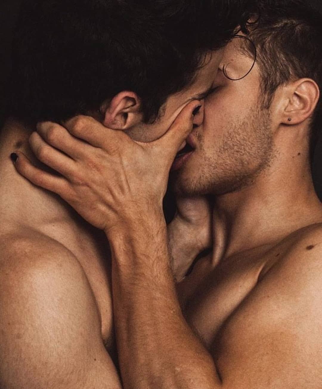 Photo by Bi Inspiration with the username @Biinspiration,  March 18, 2019 at 11:03 PM and the text says 'I love the face touching'