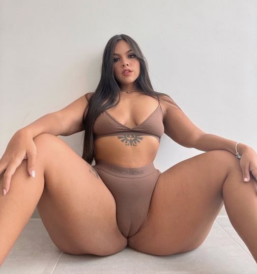 Photo by BootyOnline with the username @BootyOnline,  February 10, 2022 at 6:47 AM. The post is about the topic Cameltoe and the text says '#thick #cameltoe'