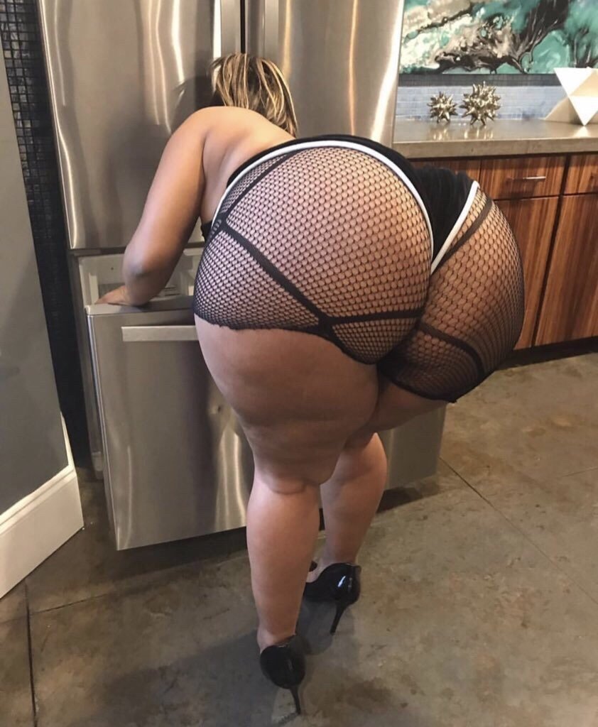 Photo by Cellulite & Pawg with the username @Cellulite,  December 25, 2018 at 12:45 AM and the text says 'Look at that ass! #bbw #booty #ass #butt #bigass #thick'