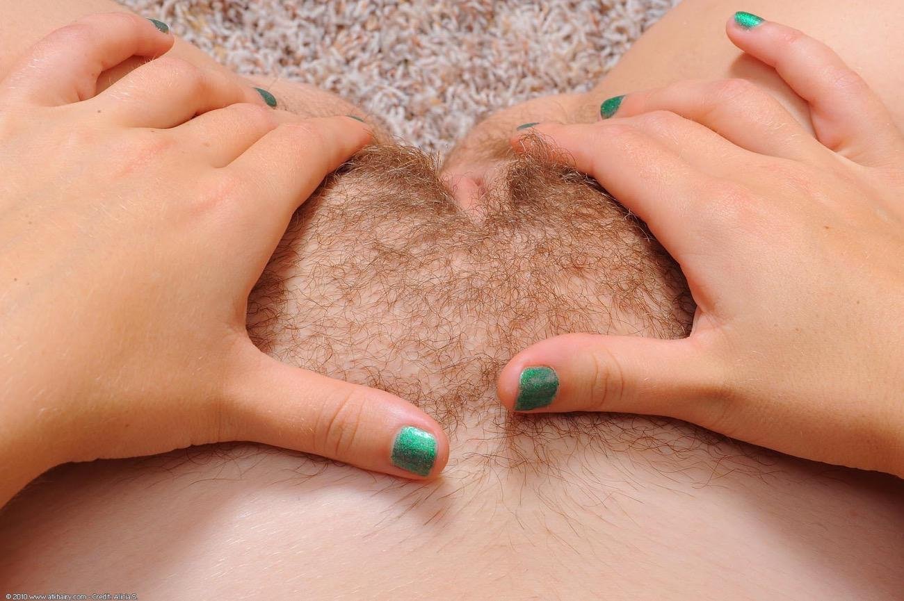 Shared Photo by MaxMeen♨️ with the username @MaxMeen,  April 19, 2024 at 10:02 PM. The post is about the topic Chatte naturelle and the text says '#HairyPussy'