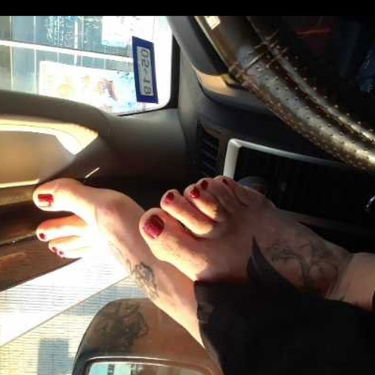 Love women sexy feet and toes 