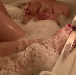 Photo by Rosehips33 with the username @Rosehips33,  February 11, 2021 at 8:22 PM. The post is about the topic Bathtub fun