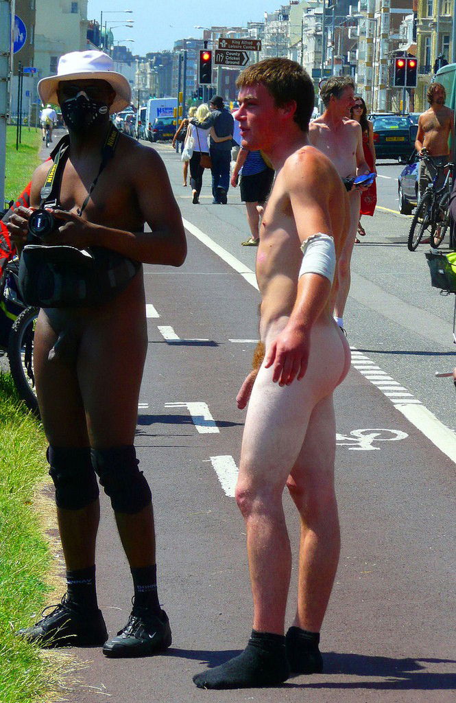 Photo by Champott with the username @Champott,  June 18, 2013 at 11:06 PM and the text says 'i-cant-stop-looking:

dadwantsacockinhisarse:

(via xxxmale)
Naked bike ride…gorgeous red cock'