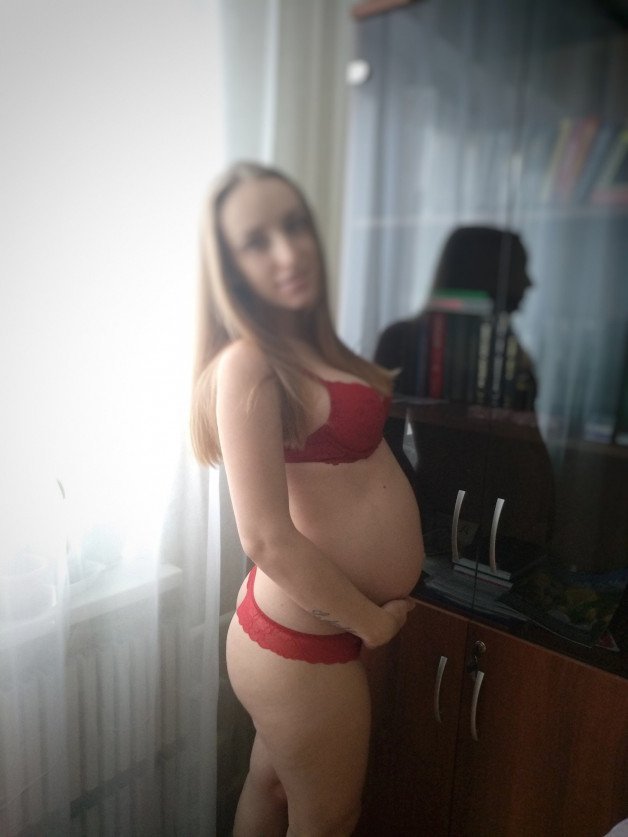 Photo by Lilybarby with the username @Lilybarby,  February 21, 2021 at 8:13 AM. The post is about the topic MILF and the text says 'this is how i looked pregnant 8 months ago'