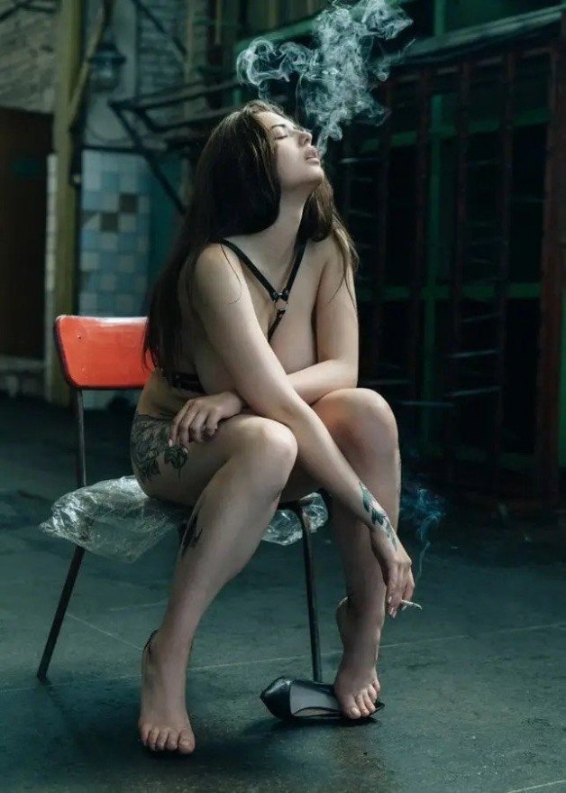 Photo by SwitchForHer with the username @SwitchForHer,  April 16, 2024 at 1:29 AM. The post is about the topic Smoking women