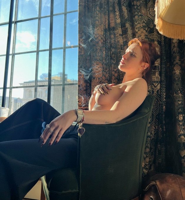 Photo by SwitchForHer with the username @SwitchForHer,  May 12, 2024 at 2:11 PM. The post is about the topic Smoking women
