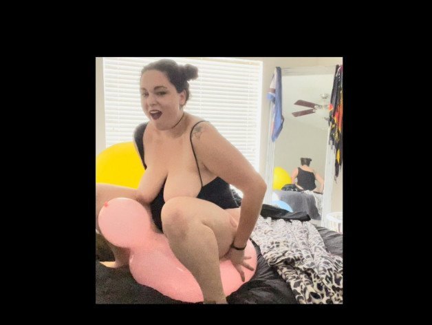 Watch the Photo by ButtPlugBetty with the username @bettyplug, posted on March 8, 2021. The post is about the topic Looners Welcome!. and the text says 'I offically call myself a looner #balloonfetish #blowtopop #sittopop #squeezetopop'