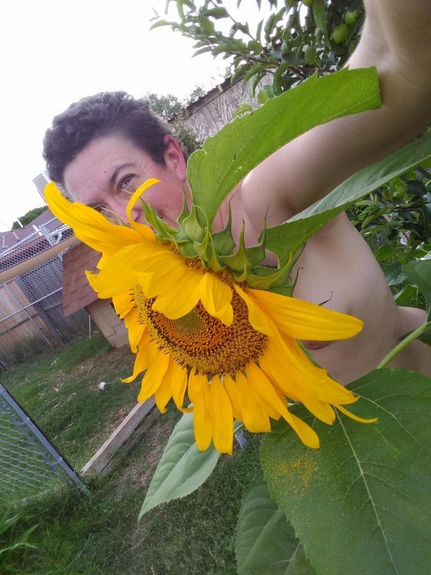 Photo by manzanamadera with the username @manzanamadera,  October 19, 2021 at 11:00 PM. The post is about the topic Nude gardeners
