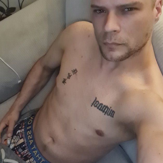 Photo by l15ter28 with the username @l15ter28, who is a verified user,  March 27, 2021 at 11:04 PM. The post is about the topic For Women and the text says 'hey, message me if you fancy a chat x'