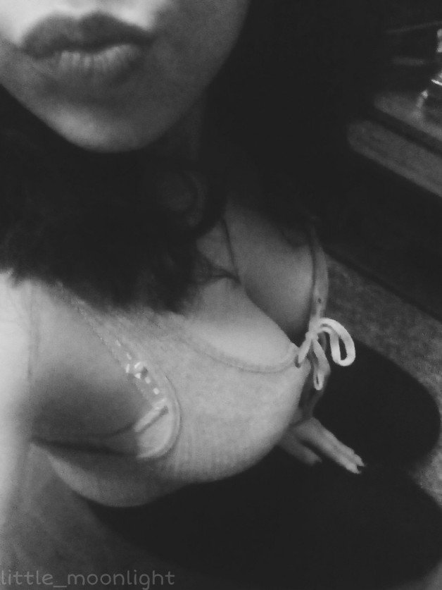 Photo by m00nlight1994 with the username @m00nlight1994, who is a star user,  March 13, 2021 at 9:00 PM. The post is about the topic sexyselfies and the text says 'hello 💋🖤

#me #selfie #bw #sub #babygirl #submissive #bdsm #ddlg #erotic #cleavage'