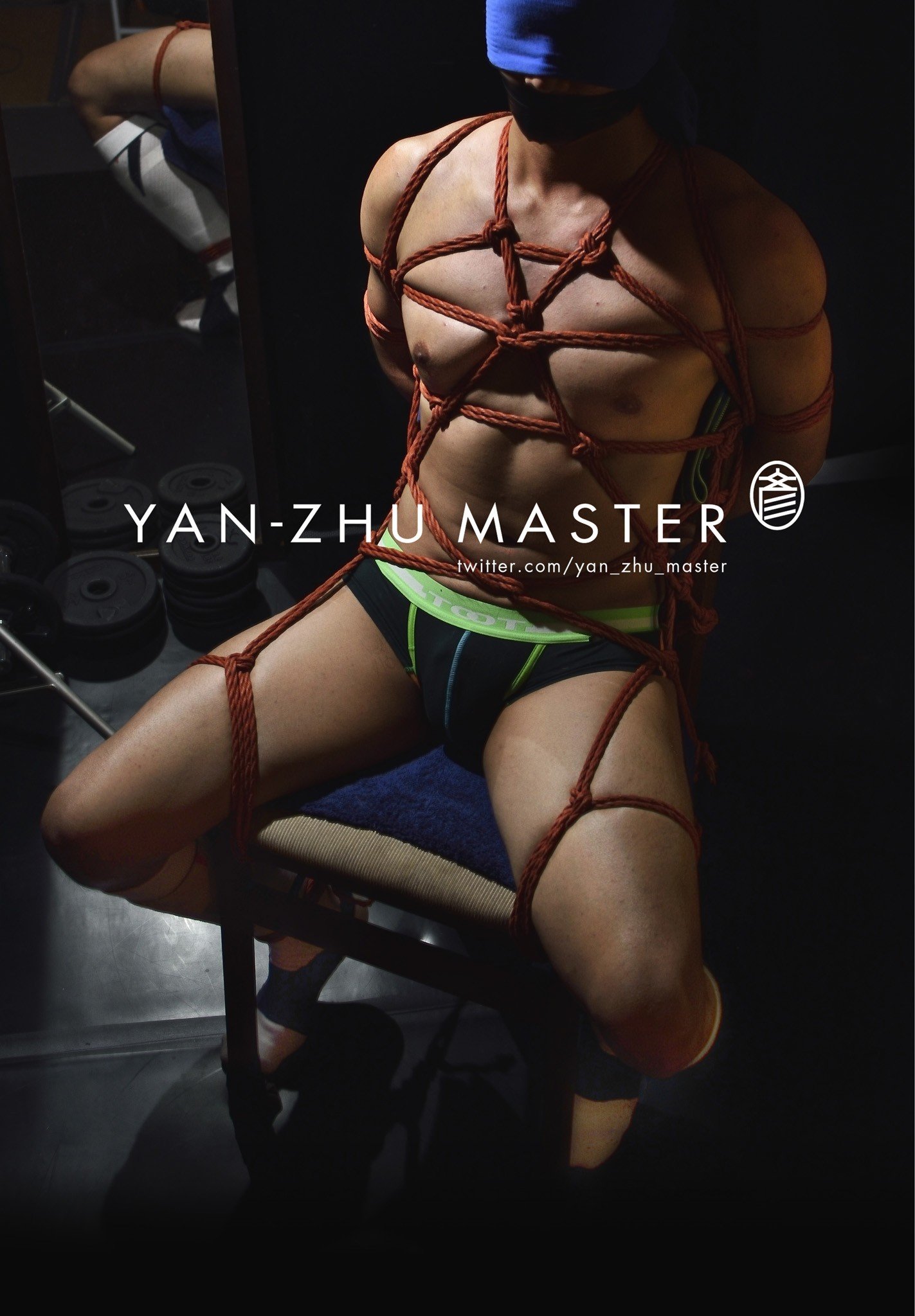 Photo by Schadenfreude with the username @Schadenfreude,  November 6, 2017 at 6:03 AM and the text says 'yan-zhu-master:每次將奴綑綁固定後總會不禁聯想起古代朝中進貢的畫面XD #kinbaku  #rope  #bondage  #rope  #seated  #male  #trapped'