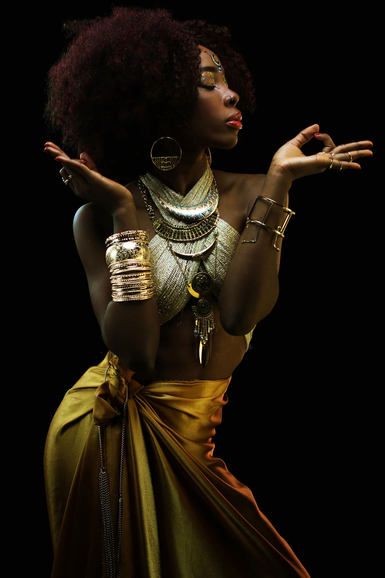 Photo by Schadenfreude with the username @Schadenfreude,  July 12, 2015 at 11:46 PM and the text says 'mahogany-soul:BANTU QUEEN - The RenaissanceModel: Andrea BomoPhotographer: William NsaiBody painting art: KeullionMuse: ISIS, Egyptian goddess of rebirth, of the moon, of magic and Giver of Life. She embodied the model on which future generations of..'