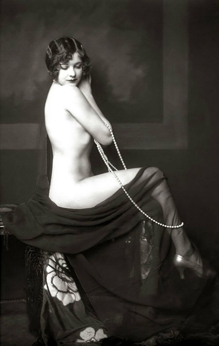 Photo by Schadenfreude with the username @Schadenfreude,  March 5, 2016 at 4:53 PM and the text says 'just-another-lrishman:

Ziegfeld Girl, 1920′s #female  #1920s  #vamp  #vintage  #flapper  #Pearls  #lace  #seated'