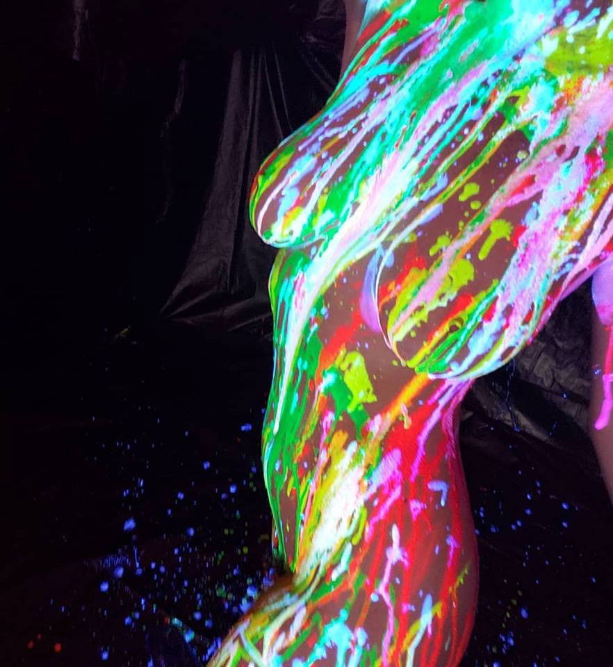 Photo by puddle of pudding with the username @puddleofpudding,  October 12, 2019 at 6:27 AM. The post is about the topic Beauty of the Female Form and the text says 'Glow in the Dark paint + hot nude model = Purrrrrrrr'