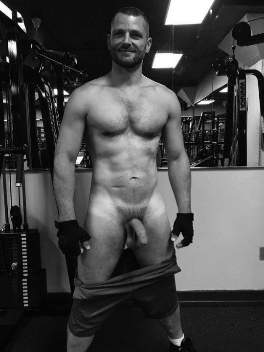 Photo by phukhole  (NSFW) with the username @phukhole, who is a verified user,  November 12, 2018 at 9:19 PM and the text says 'I’m going to the wrong gym!'