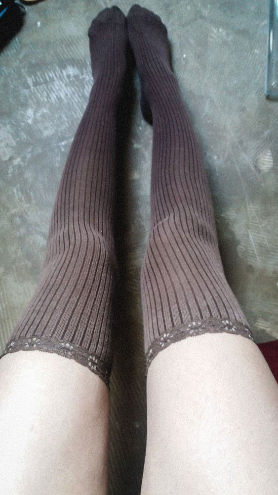 Photo by PunpunAiko with the username @PunpunAiko,  October 21, 2016 at 6:11 PM and the text says 'Les jambes de Lily. Fine, longue, élancées&hellip; Elle sait que les chaussettes longues et les collants me rendent fou. Elle fait exprès de m’envoyer ces photos pour que je perde le contrôle de ma pensée'