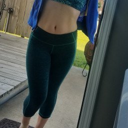Photo by Veronicaleigh with the username @Veronicaleigh,  April 25, 2021 at 12:30 PM. The post is about the topic Leggings and Yoga Pants and the text says 'who wants to come workout with me?'