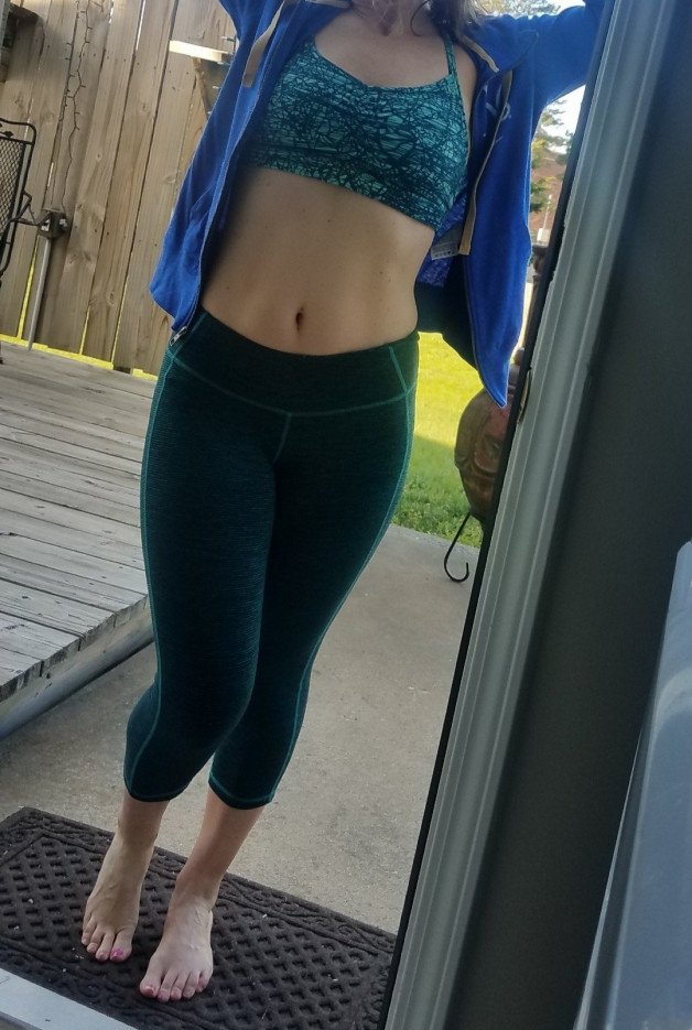 Photo by Veronicaleigh with the username @Veronicaleigh,  April 25, 2021 at 12:30 PM. The post is about the topic Leggings and Yoga Pants and the text says 'who wants to come workout with me?'