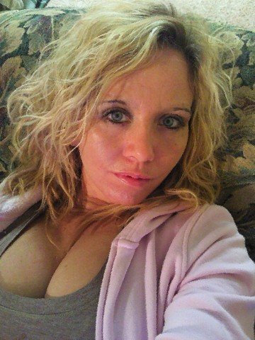 Photo by Oyeloca with the username @Oyeloca,  May 8, 2021 at 5:45 AM. The post is about the topic MILF and the text says '#blonde #milf #over40'