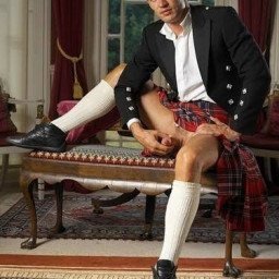 Photo by Sydneysuit with the username @Sydneysuit,  May 27, 2021 at 7:01 AM. The post is about the topic Men in Kilts
