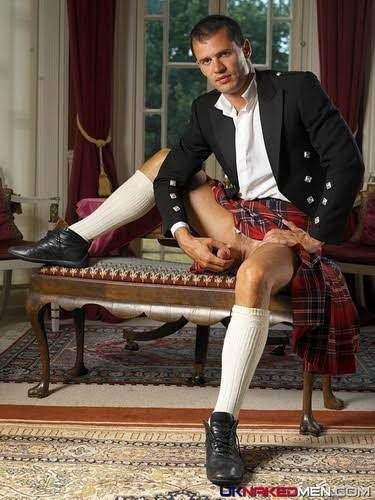 Photo by Sydneysuit with the username @Sydneysuit,  May 27, 2021 at 7:01 AM. The post is about the topic Men in Kilts
