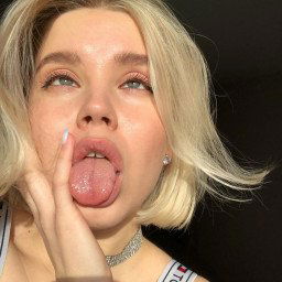 Photo by AnnaCutieMiles with the username @AnnaCutieMiles,  September 27, 2021 at 2:41 PM. The post is about the topic Teen and the text says 'Would you cum on my face? :P'