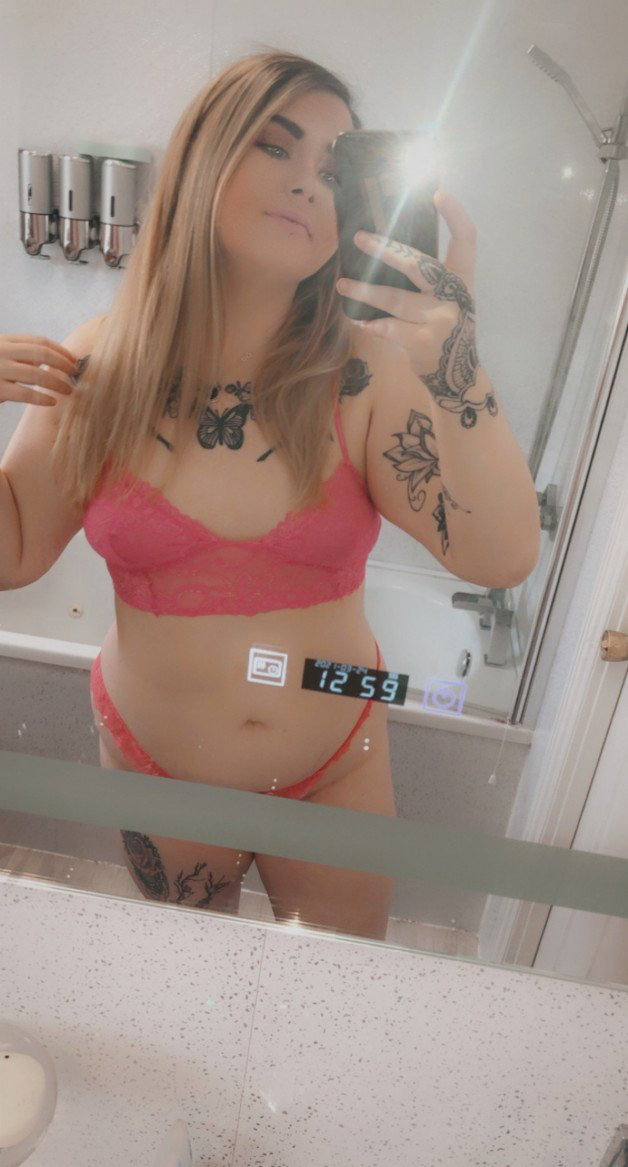 Photo by LadyJ98 with the username @LadyJ98, who is a verified user,  May 12, 2021 at 2:43 PM. The post is about the topic Tattoo and the text says 'hey, im 22 and new on here😘'