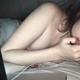 Photo by mariaxo with the username @mariaxo, who is a verified user,  June 25, 2021 at 7:20 PM. The post is about the topic Teen and the text says 'This bed is so empty 😭❤️

Check the link in my profile for my premium snap 🔥'