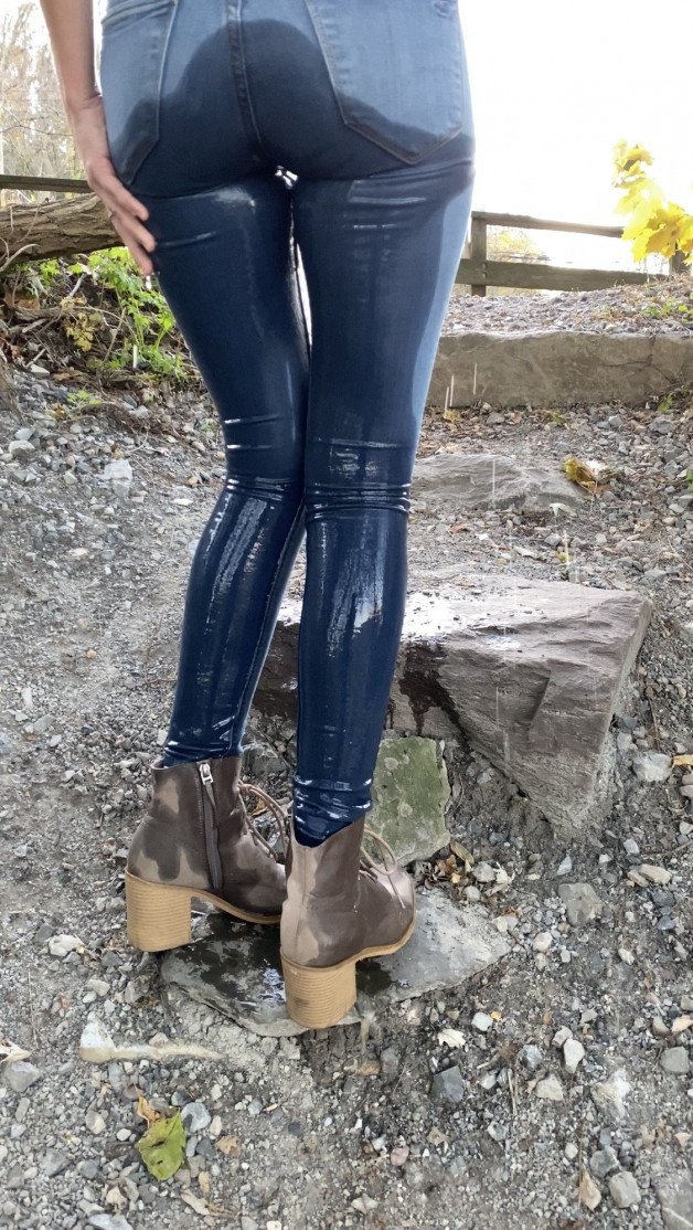 Photo by durianfury with the username @durianfury,  May 19, 2021 at 9:27 PM. The post is about the topic Piss and the text says 'the amazing wetbrianna loves peeing her jeans!'