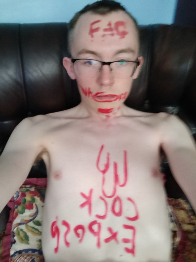 Watch the Photo by ExposedMatthewBurns with the username @ExposedMatthewBurns, posted on June 3, 2021 and the text says 'Bitch whore'