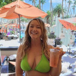 Watch the Photo by CrystalSunshine73 with the username @CrystalSunshine73, who is a star user, posted on October 17, 2022 and the text says 'Would you buy a Milf a drink?'