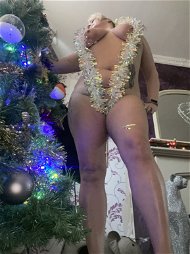 Photo by ShalaTease with the username @ShalaTease, who is a verified user,  December 18, 2021 at 12:16 AM and the text says 'Christmas tree milf 
#milf #sexy #christmas #bigtits #naked #voyeur #babe #legs #upshot'