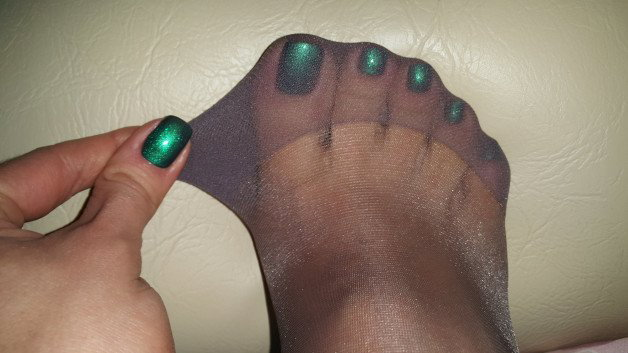 Photo by PreyingOnYou with the username @PreyingOnYou, who is a verified user,  June 15, 2021 at 7:46 AM. The post is about the topic Toes and the text says 'Emerald Bliss!

https://www.camcontacts.com/cammodel-PreyingOnYou?rc=1

#findom
#toes
#pedicure'