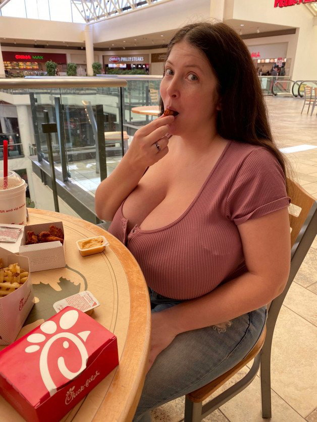 Photo by Sixxxty9oooo with the username @Sixxxssss,  August 19, 2021 at 8:30 PM. The post is about the topic MILF and the text says '#bbw #milf #boobs #tits'