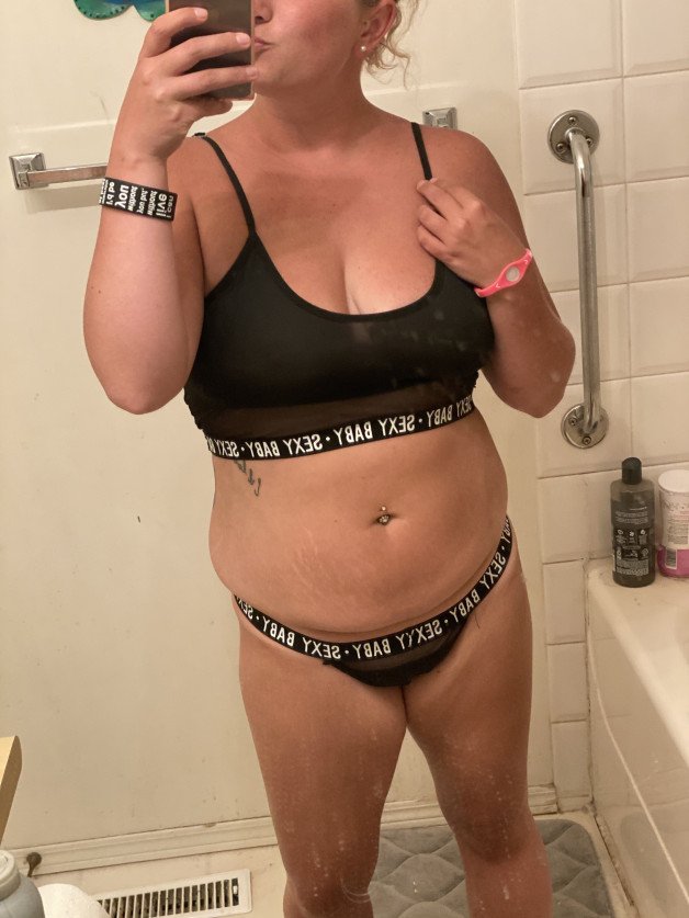 Photo by Kenzieekay with the username @Kenzieekay,  July 3, 2021 at 7:30 PM. The post is about the topic Pussy and the text says 'whos tryna see some hot shit on only fans? come check me out! onlyfans.com/kenzieekay 
linktr.ee/kenzieekay'