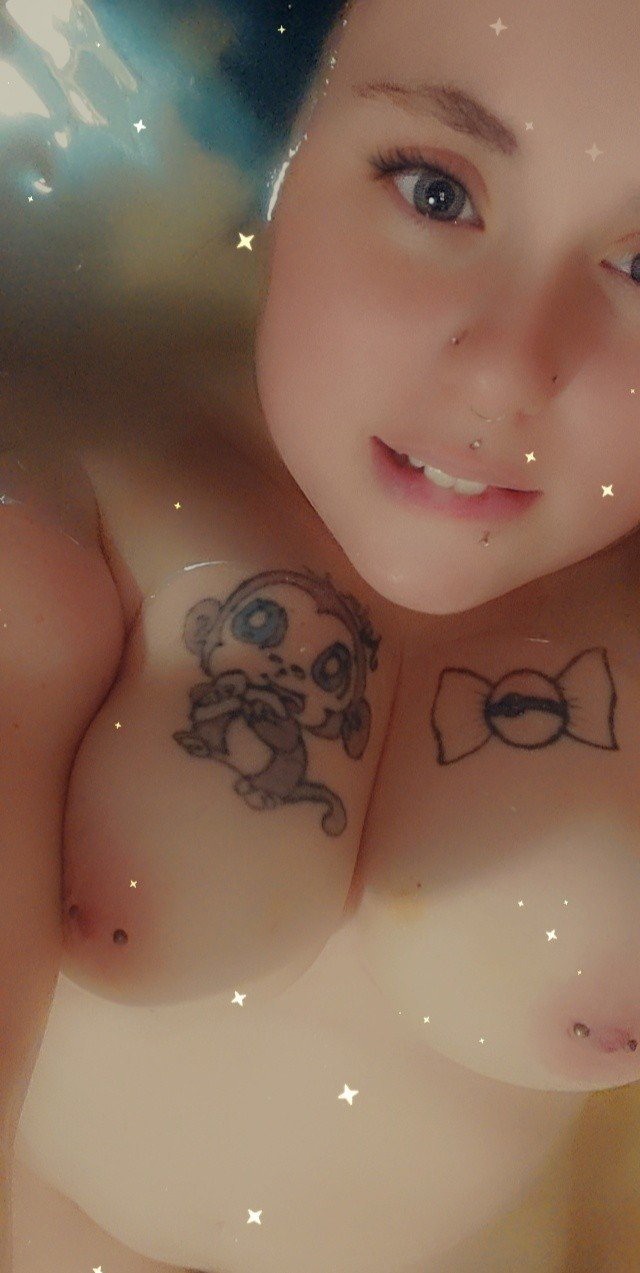 Photo by Thiccpinkpeach with the username @Thiccpinkpeach, who is a star user,  January 17, 2023 at 11:49 PM and the text says 'just a thicc girl in her tub'