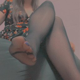 Photo by FDNADIA with the username @FDNADIA, who is a star user,  August 4, 2021 at 8:36 PM. The post is about the topic Foot Worship and the text says 'How do my feet smell from down there?'