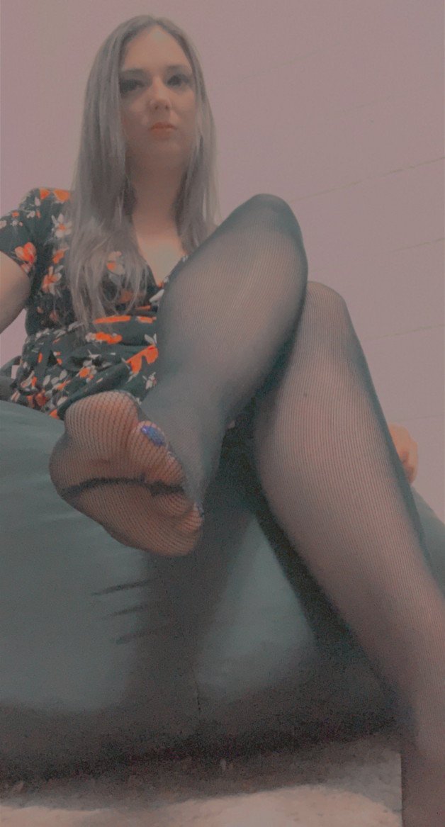 Album by FDNADIA with the username @FDNADIA, who is a star user,  August 4, 2021 at 8:36 PM. The post is about the topic Foot Worship and the text says 'How do my feet smell from down there?'