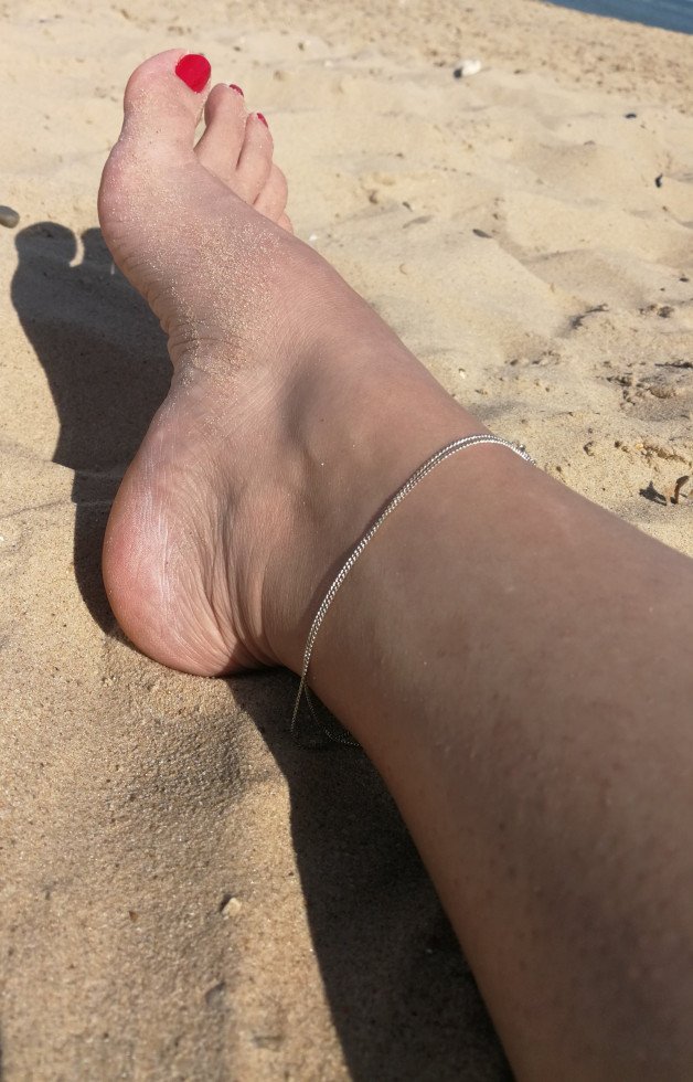 Photo by bunnypussy with the username @bunnypussy,  August 16, 2021 at 2:08 PM. The post is about the topic Anonymous Amateurs and the text says 'On the beach'