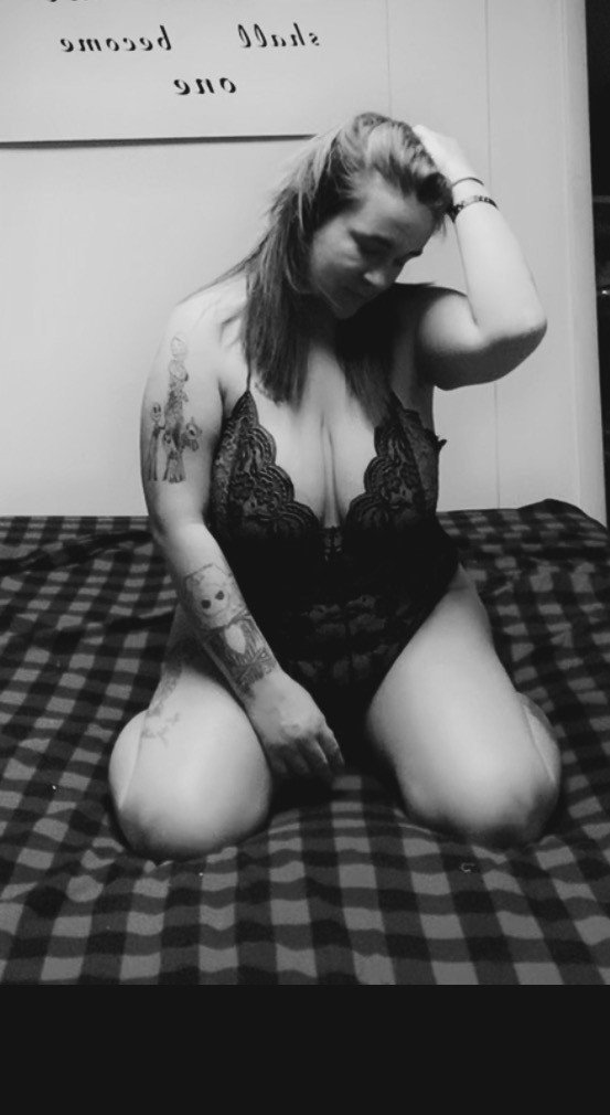 Watch the Photo by Thiccmomma with the username @Thiccmomma, posted on February 3, 2022. The post is about the topic Amateurs. and the text says 'Happy thirsty thursday 😈💦👅'