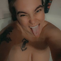 Photo by Thiccmomma with the username @Thiccmomma,  January 31, 2022 at 12:46 AM. The post is about the topic Amateurs and the text says 'Lets have some fun 😈 Cum play with me 💦💦👅'