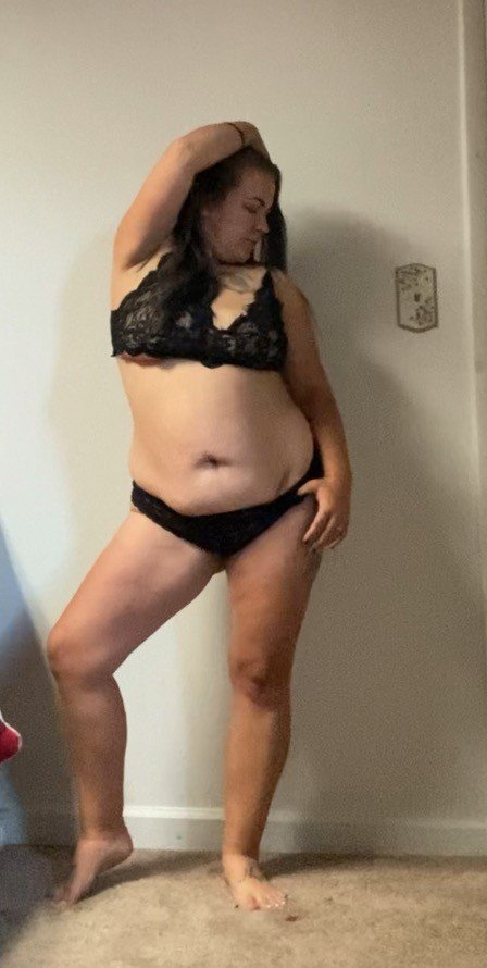 Photo by Thiccmomma with the username @Thiccmomma,  August 4, 2021 at 2:12 PM. The post is about the topic Amateurs and the text says 'Happy Hump Day 👅💦🍑'